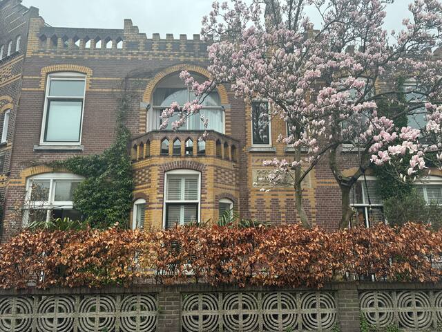 Smaakvol gezinshuis nabij strand en centrum gallery image 2