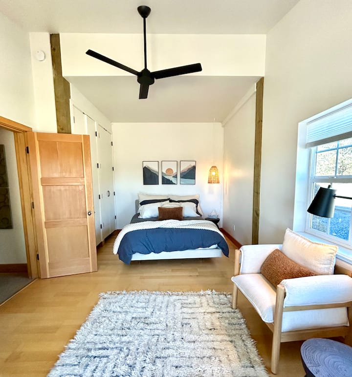 Chambre avec lit Queen Size et beaucoup de rangement et de sièges. 