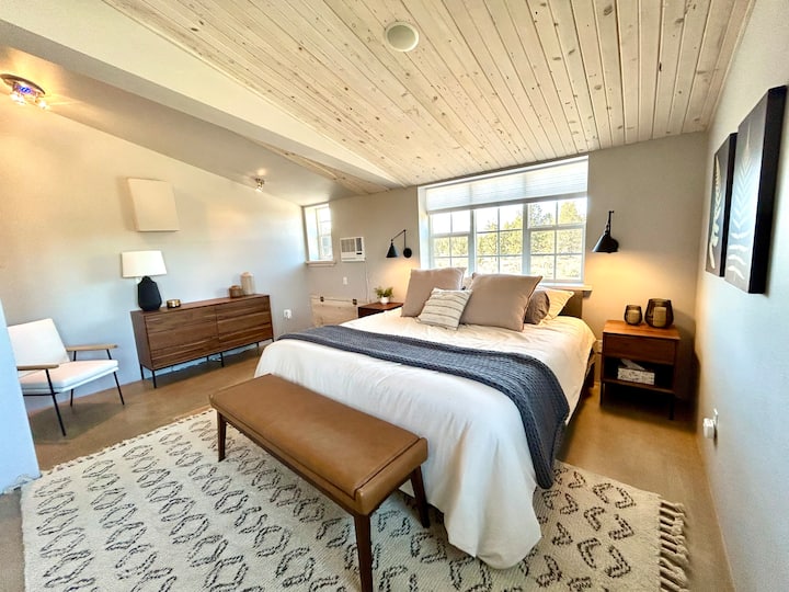 Chambre principale avec lit King Size et de nombreux rangements. 