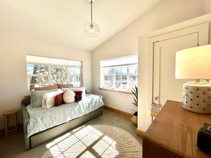 Petite chambre avec lit jumeau et lit gigogne gigogne.  