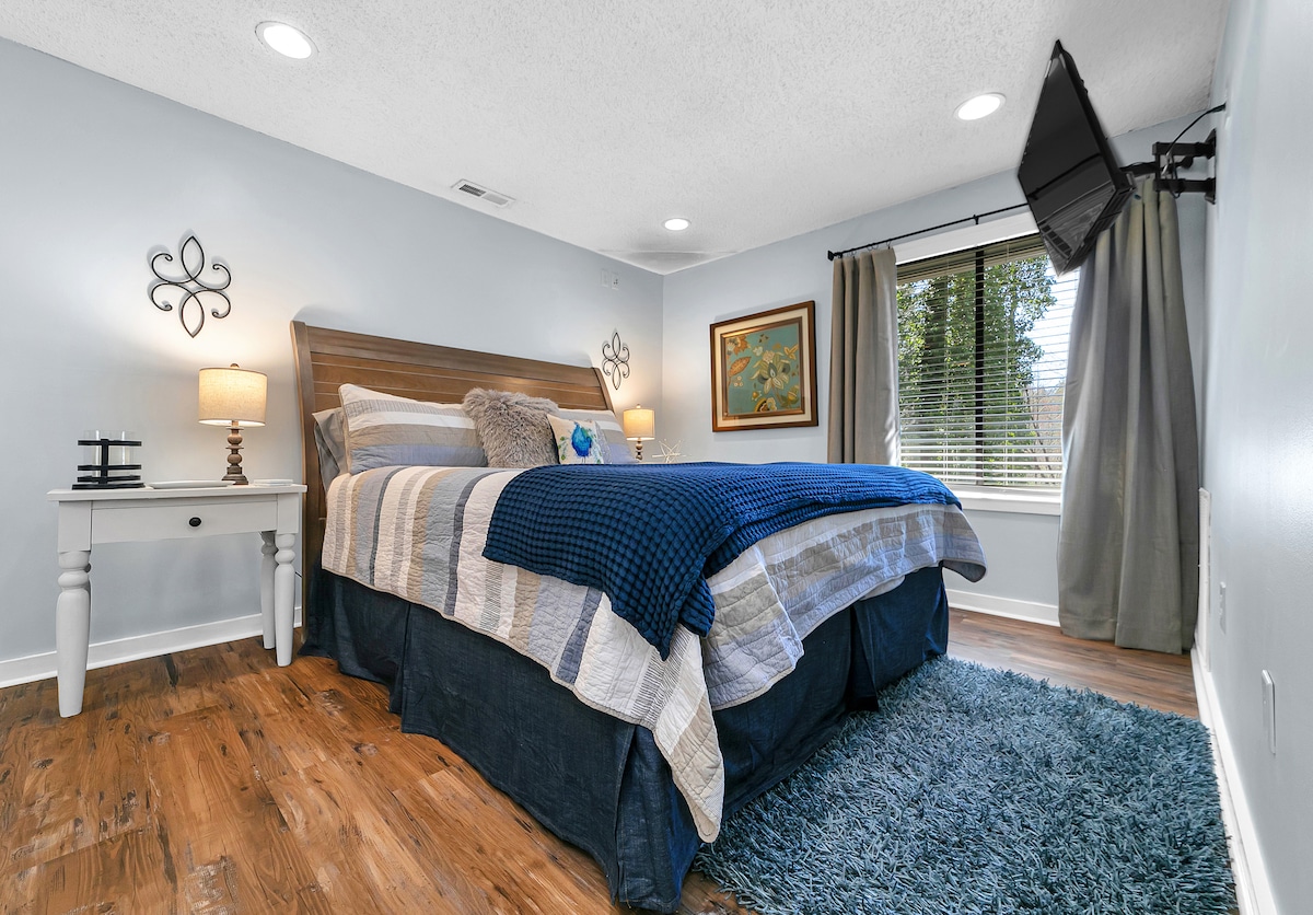 חדר שינה ראשי עם מיטת קינג סייז ואזור ישיבה גדול