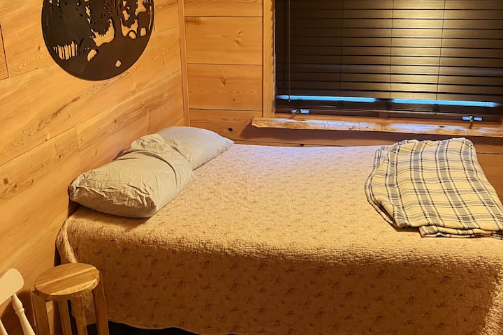 Kitanda chenye ukubwa maradufu kinachoweza kurekebishwa katika chumba cha kulala #2.