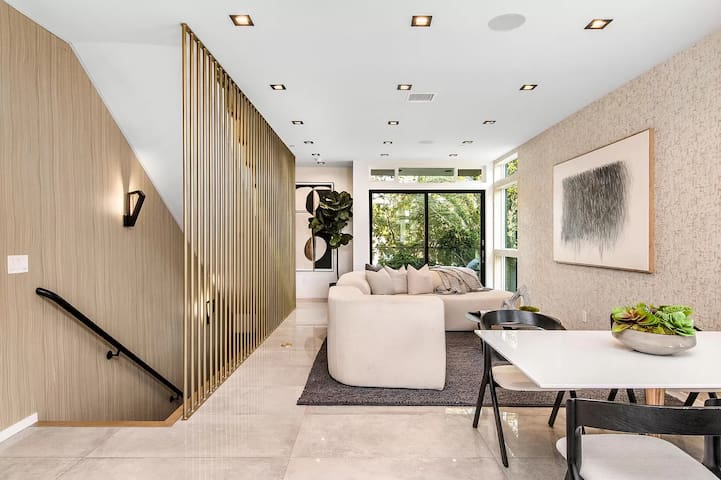 Luxe Melrose Townhome (Rooftop + Views)