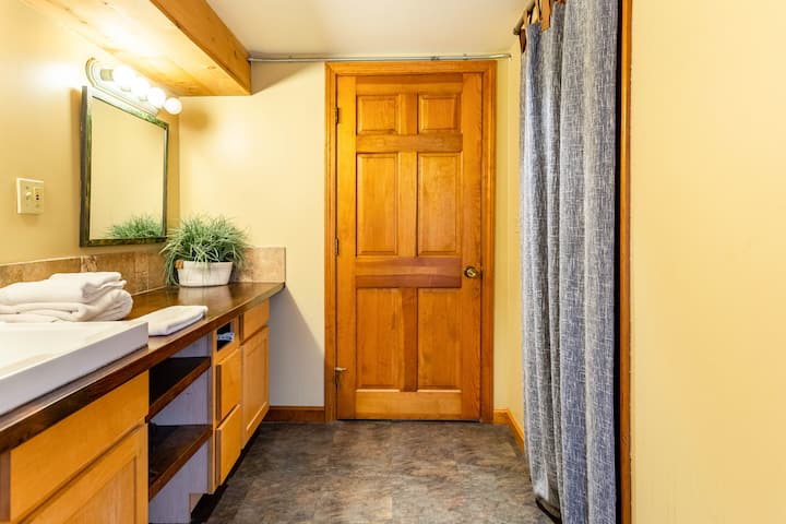 A Suite Zenbarn 2BR Apt | VIP Perks Live Music - Apartments for