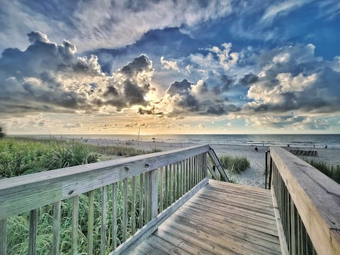 Successful Airbnb property: Amazing Views. Beach Chairs/Toys. W/D. King Bed! in Myrtle Beach