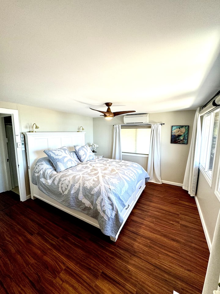 Posteľ California King s kvalitnou posteľnou bielizňou, prikrývkou, prikrývkou a prikrývkou.  