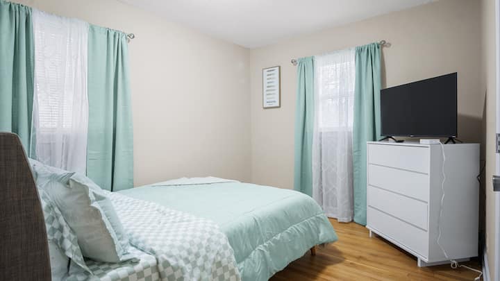 Vedľajšia spálňa má osviežujúcu mätovú farebnú schému sprevádzanú výnimočne pohodlnou posteľou, televízorom Roku na zábavu, komodu na odkladanie a priestrannú skriňu, ktorá zaisťuje pokojné a dobre vybavené útočisko pre hostí.