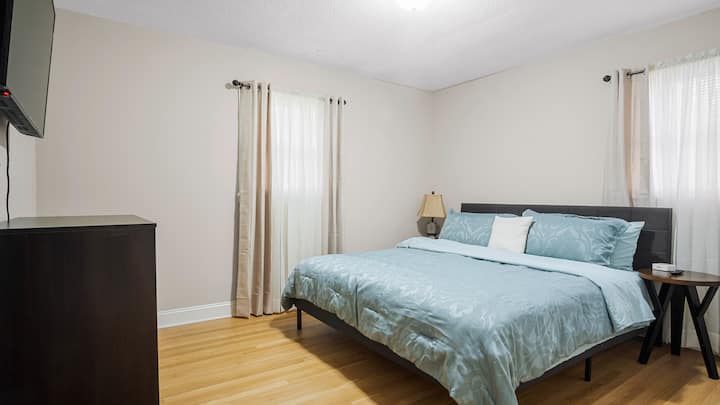 Hlavná spálňa vyžaruje pohodlie a funkčnosť. Komoda stojí pri jednej stene a je doplnená 50-palcovou televíziou Roku na zábavu. Čaká na vás priestranná skriňa s dostatkom vešiakov na usporiadaný úložný priestor na oblečenie.