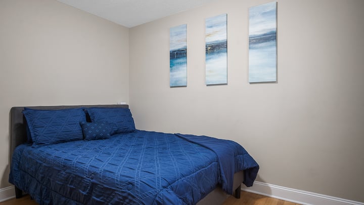 Sekundárna spálňa sa môže pochváliť upokojujúcimi modrými odtieňmi a výnimočne pohodlnou posteľou, ktorá sľubuje pokojné útočisko pre pokojný nočný spánok.