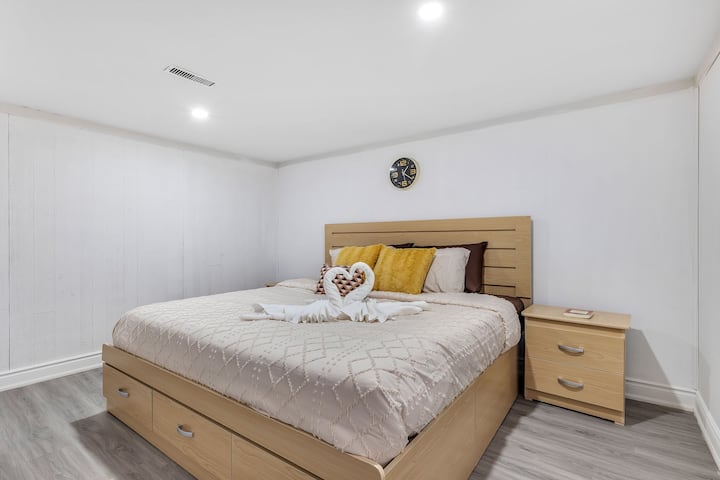 Chumba cha kulala cha Master King cha Basement.