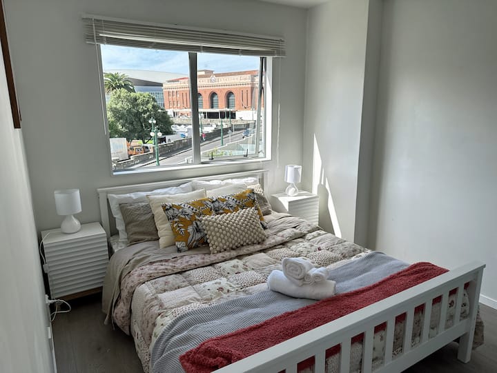 Glavna spavaća soba s bračnim krevetom (160x200) i kupaonicom