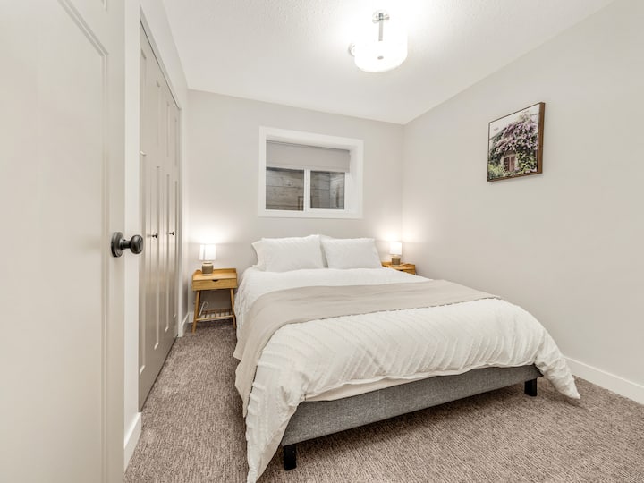 Dormitorio con cama tamaño queen en la planta baja 
