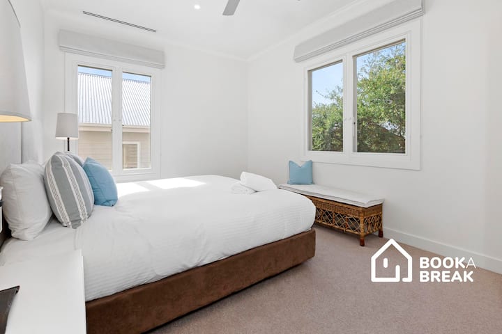 Spálňa 3: 1 x KB s vlastnou kúpeľňou – môže byť rozdelená na 2 x manželská posteľ 