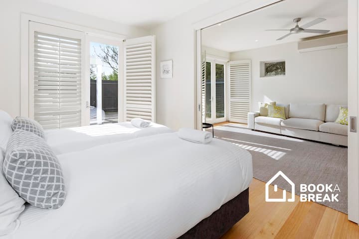 Spálňa 4: „Rodinný apartmán“ s 2 x samostatnými lôžkami, rozkladacou pohovkou, kuchynkou a vlastnou kúpeľňou
* Posteľná bielizeň pre rozkladaciu pohovku je k dispozícii na základe predchádzajúcej žiadosti.