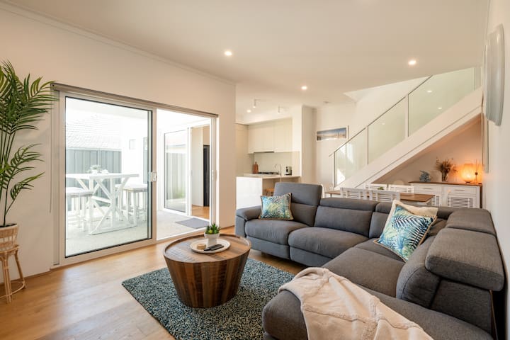 Coastal charm ~ 3 min to beach & cafés | modern