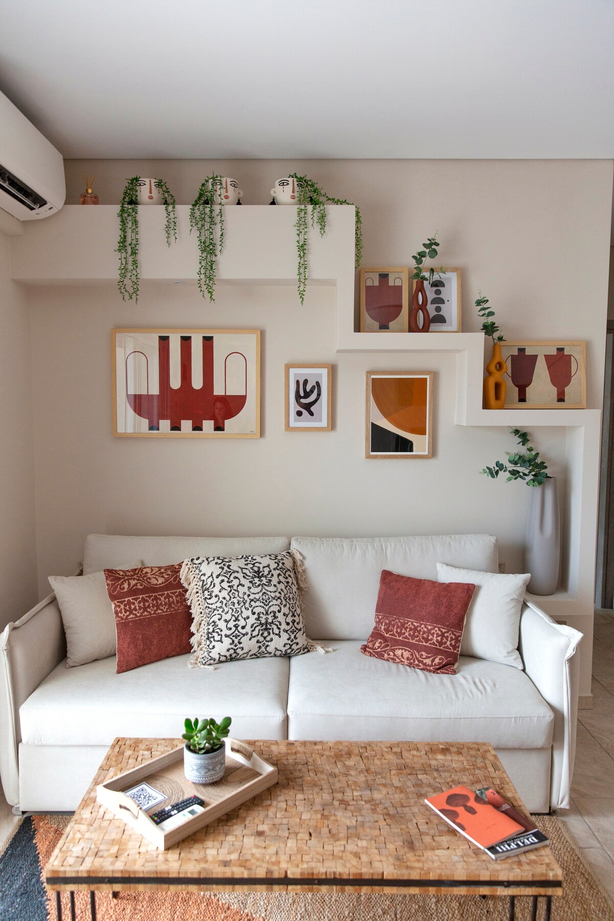 Sala de estar con obras de arte originales.
- Sofá cama doble. 