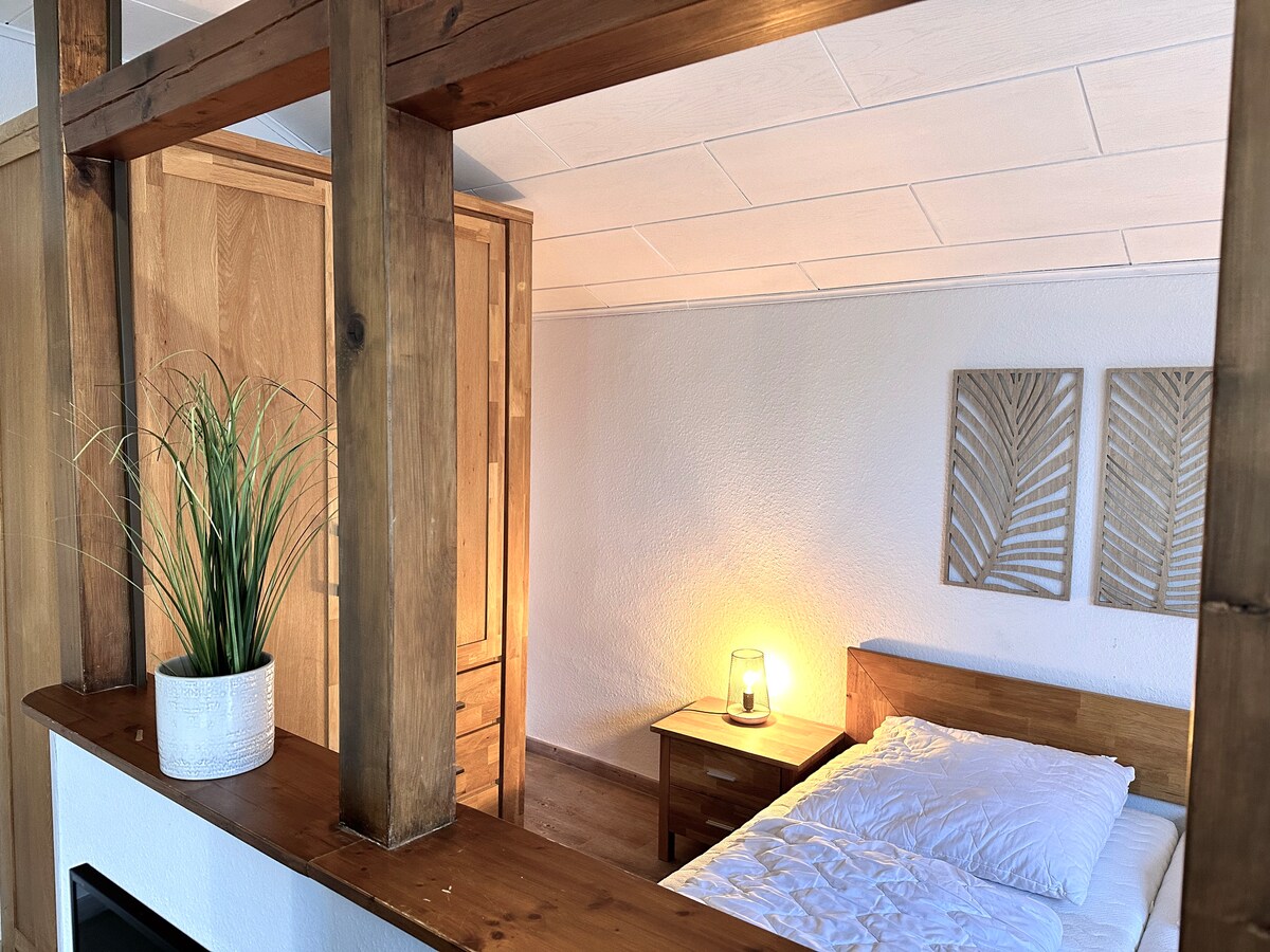 Отделете спалното помещение във всекидневната със 180 двойни легла и гардероб. 