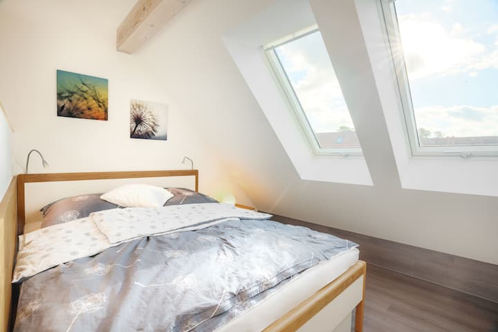 Kitanda ni kitanda cha watu wawili mita 1.60 kwa mita 2.00, taa za anga zina luva za nje.