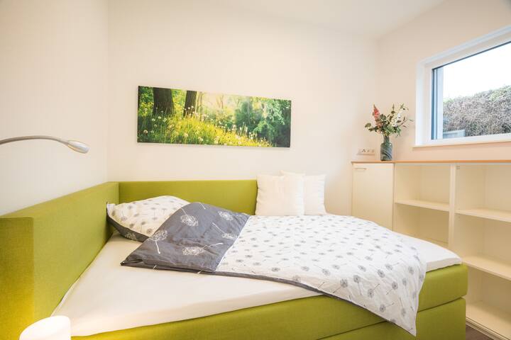 Chumba kidogo- kitanda kina ukubwa wa mita 1.40 kwa 2.00 - kinafaa kwa watu 1-2 walio na luva za nje