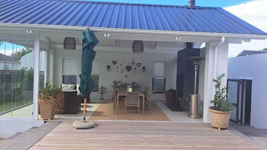 Modern family home in Claremont gallery image 4