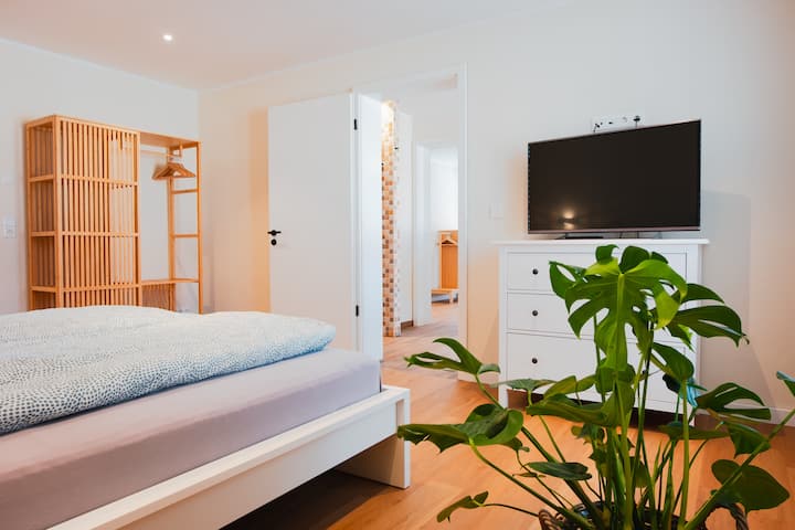 חדר שינה 2 עם טלוויזיות המשקיפות על חדר הרחצה בחדר השינה 1