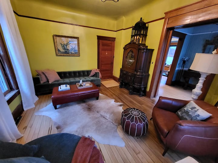 ร้านเสริมสวยมีระดับและสะดวกสบาย! เก้าอี้คลับหนังที่ยอดเยี่ยมเก้าอี้เบาะและหมุนครึ่งตัวเพื่อชมทุ่งนาและป่าไม้และโซฟากำมะหยี่เหมาะสำหรับการอ่านหนังสือไวน์และชีสหรือเตียงสำหรับหนึ่งคน  Hutch houses puzzles, cards and a few good read.