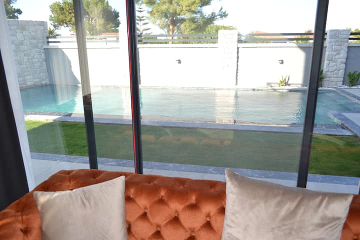 Boyalıkta Süper Havuzlu Yeni Eşyalı Sıfır Villa - Çeşme