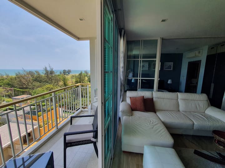 Në katin e shtatë, nga cepi i shtëpisë, del në një ballkon të madh që bashkohet me dhomën e ndenjjes dhe ofron një pamje panoramike të hollë. Këtu, vështrimi mbështillet pa pengesa mbi detin vezullues në distancë dhe peizazhet e gjelbra të fushës së golfit. 