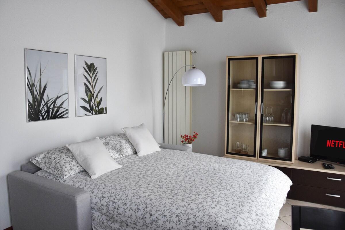 Разтегателен диван за трети и четвърти гост.