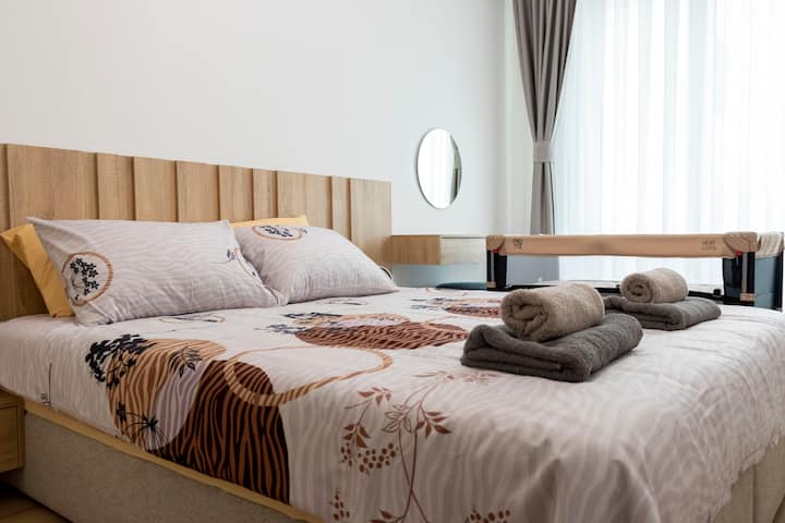 Pohodlná posteľ s detskou postieľkou.