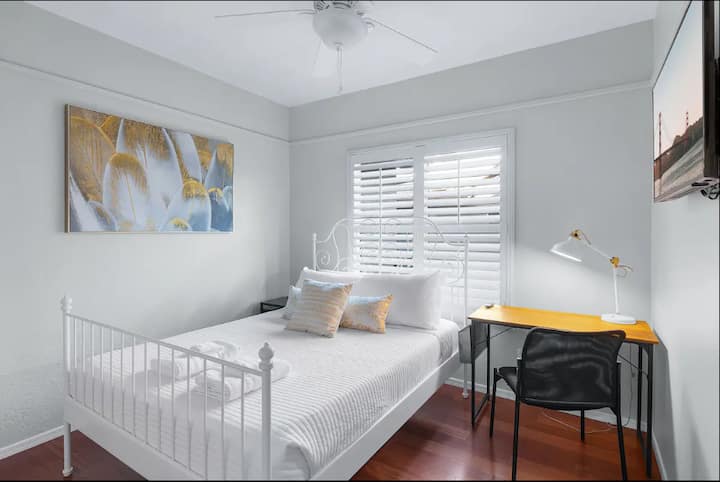 Krevat dopio "Queen" në dhomën e gjumit në katin e