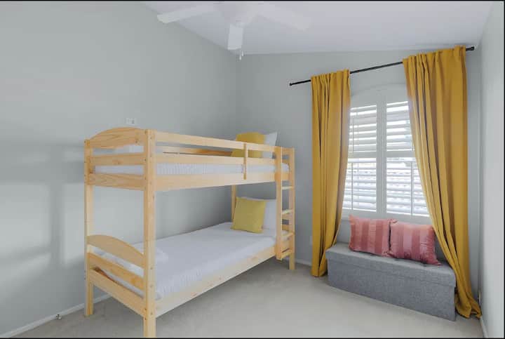 Krevate dopio në dhomën e gjumit në katin e sipërm