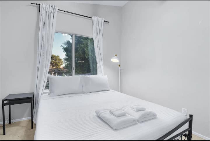 Krevat dopio "Queen", dhomë gjumi në katin e sipërm me pamje nga deti