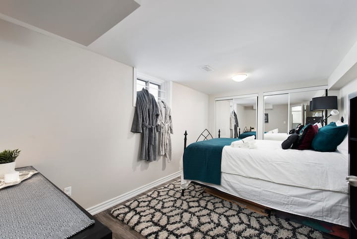 Ისიამოვნეთ მისი და მისი სამოსით და მყუდროდ მოკალათდით თქვენს დედოფლის საწოლში! Გამოიყენეთ ჩვენი ინდივიდუალური კარადები თქვენი ტანსაცმლისა და ნივთებისთვის.