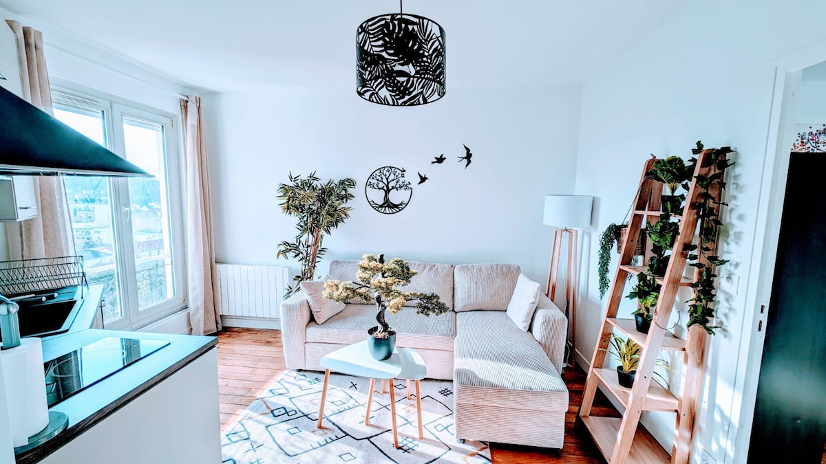 Popular Airbnb listing: Bright | Unobstructed view | Station 5 min | Pro & Leisure in Rosny Sous Bois