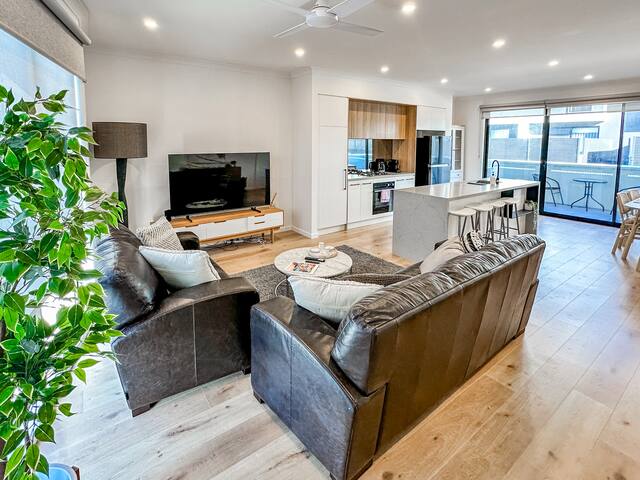 Williamstown Townhouse: Sanctuary on the Wetlands