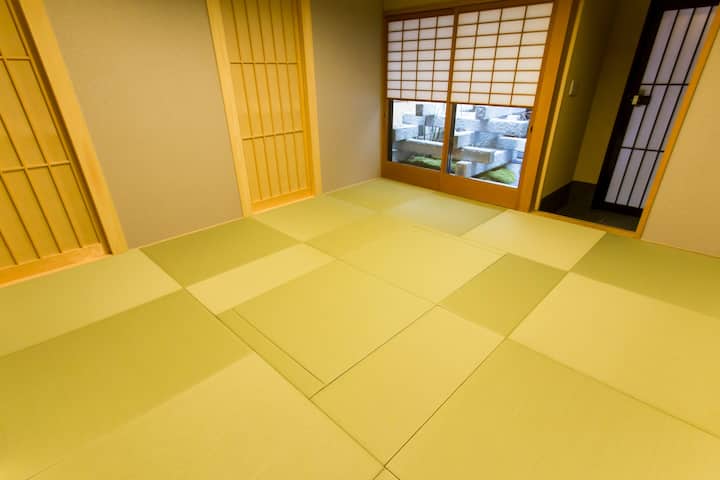 Sieht aus wie im Schlafzimmer.
Du kannst hier einen japanischen Futon legen.
Dies ist eine Aussicht auf Schlafzimmer 2.
Die japanischen Bettwäsche können hier verlegt werden.