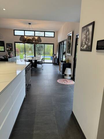 MAISON CONTEMPORAINE AVEC PISCINE gallery image 3