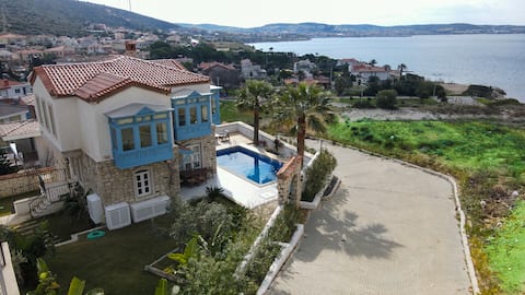 Beach front orjinalt stone mansion on the lantern
