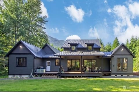 ~Riverfront Lodge~ 3pm check-in & out! Hot Tub!