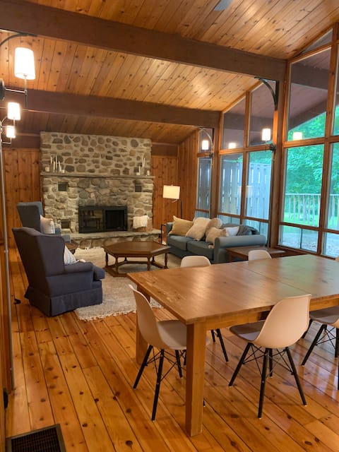 Alton Cozy Riverside Cottage