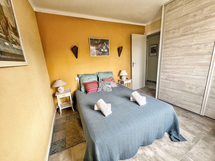 Chumba kikuu cha kulala - Kitanda 140 x 190
Kabati kubwa, feni
Shuka za kitanda za hiari — hazijajumuishwa kwa chaguo-msingi