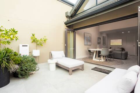 Unique 2BR townhouse with Balcony, BBQ + Parking!