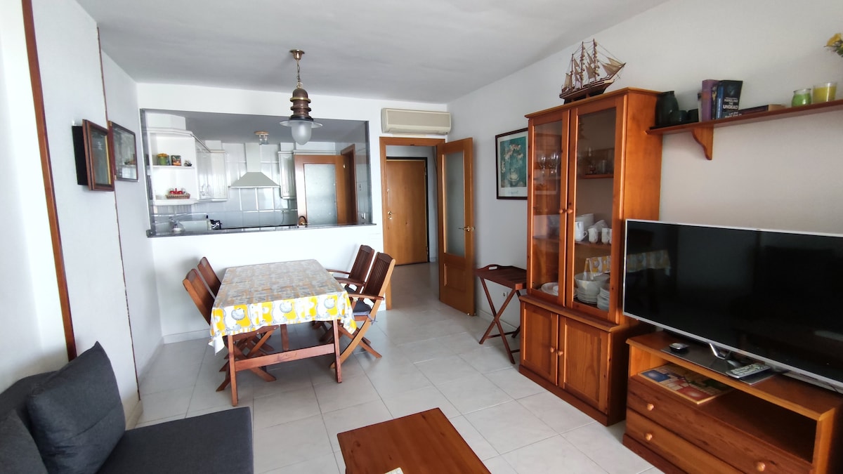 วิวจากเลานจ์ไปยังทางเข้า สมาร์ททีวีพร้อม Android-Box TV และการเชื่อมต่อ OTT สำหรับช่องทีวีคันทรียุโรป