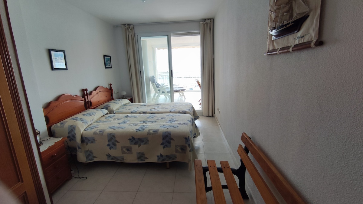 ห้องนอนคู่พร้อมเตียงขนาด 90 ซม. มองเห็นท่าเรือและเข้าถึงระเบียงได้โดยตรง