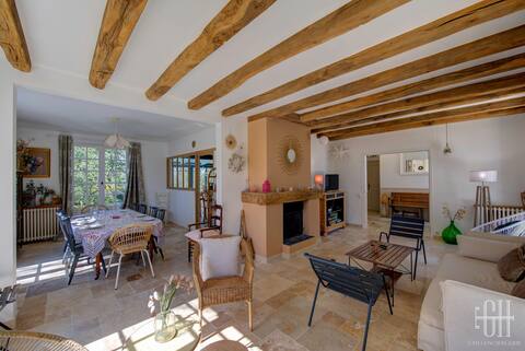 Elegant/Beautiful Family Villa with wooded park
