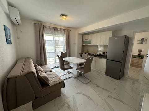 Popular Airbnb listing: Renovated apartment for max 5 people in Šušanj