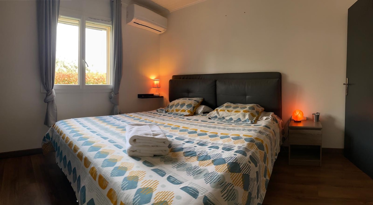 Krevat dopio "king size", me ajër të kondicionuar dhe dhomë e vogël zhveshjeje