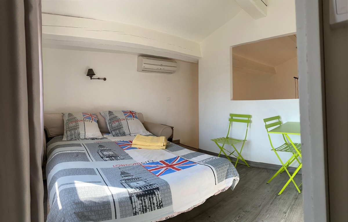 Dhomë gjumi në mezzanine. 
Krevat 160x190
Me ajër të kondicionuar. 
Dollap i madh.