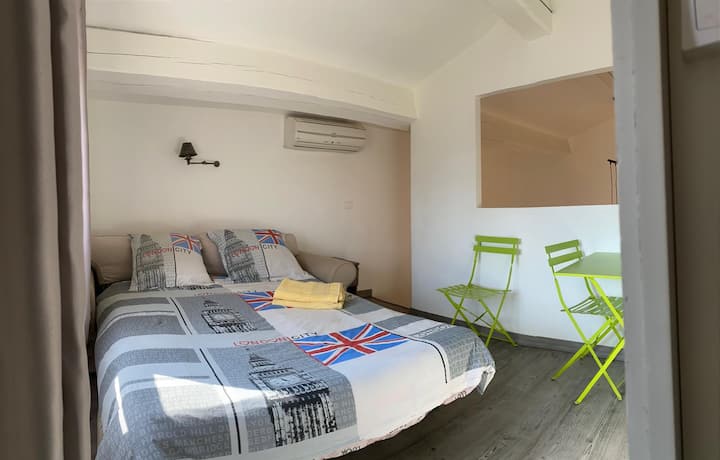 Საძინებელი ანტრესოლზე. 
Საწოლი 160x190
კონდიციონერით. 
საგარდერობო ოთახი.